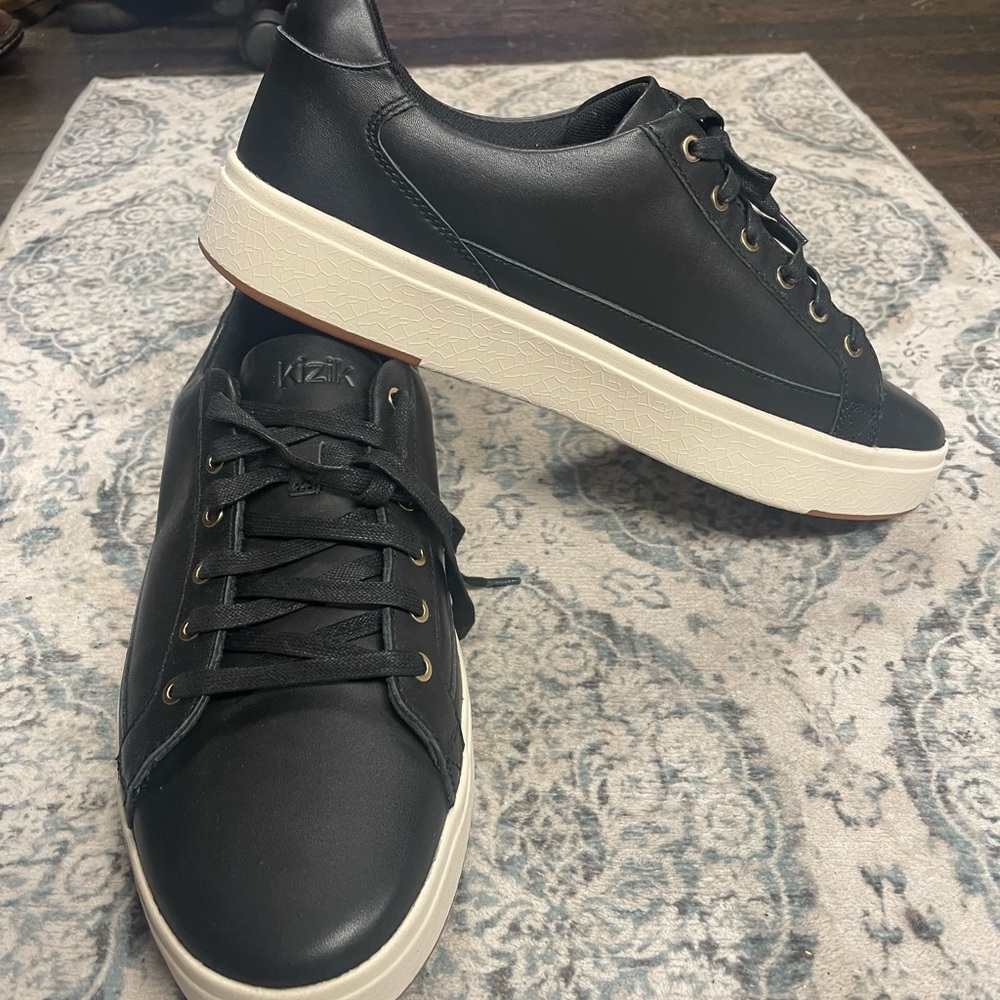 Black Minimalist Sneakers with Rubber Sole